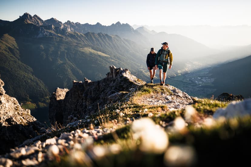 Wanderung mit Blick auf die Berge im Stubaital
